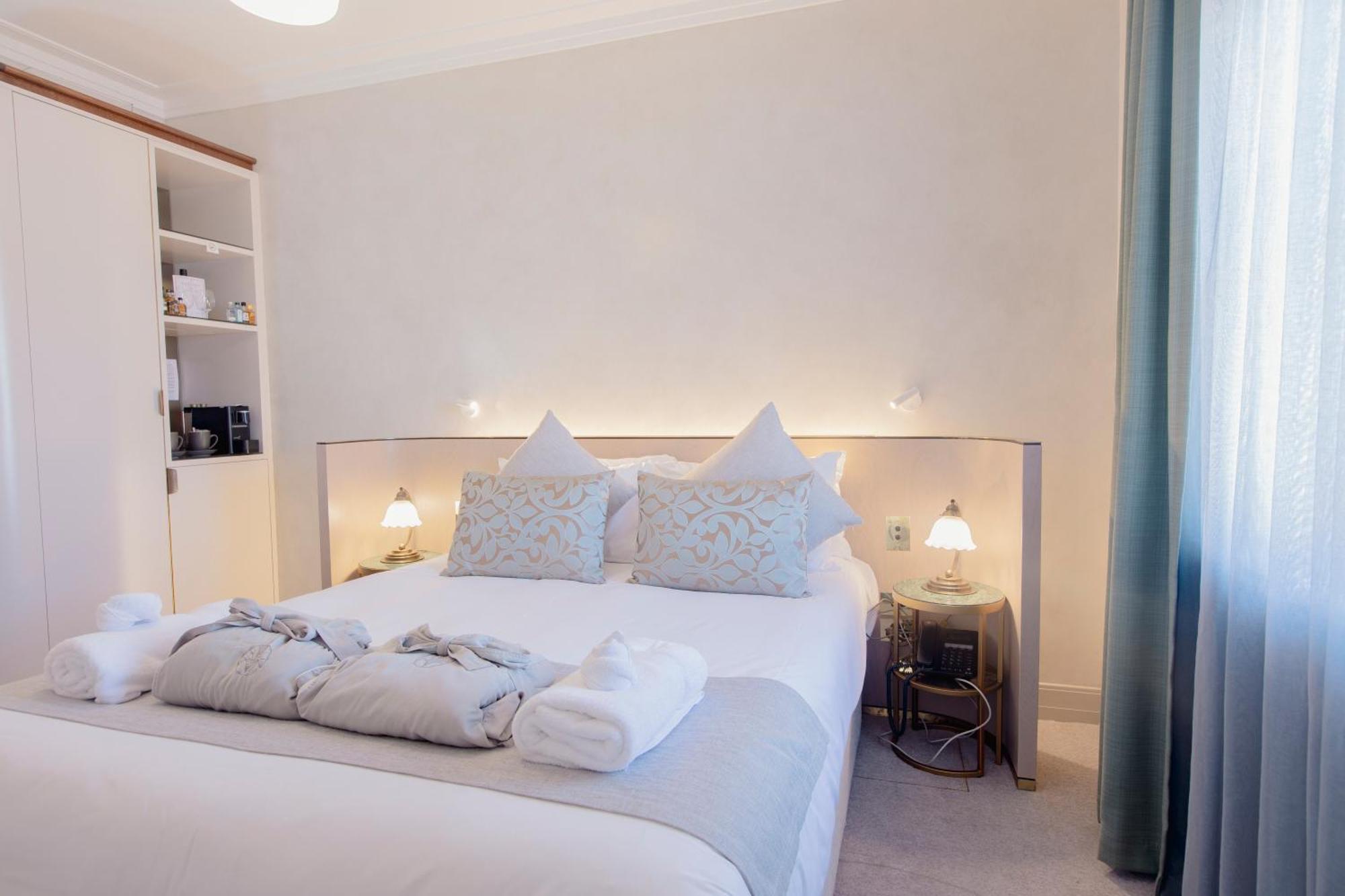 Tattersalls Hotel อาร์มีเดล ภายนอก รูปภาพ