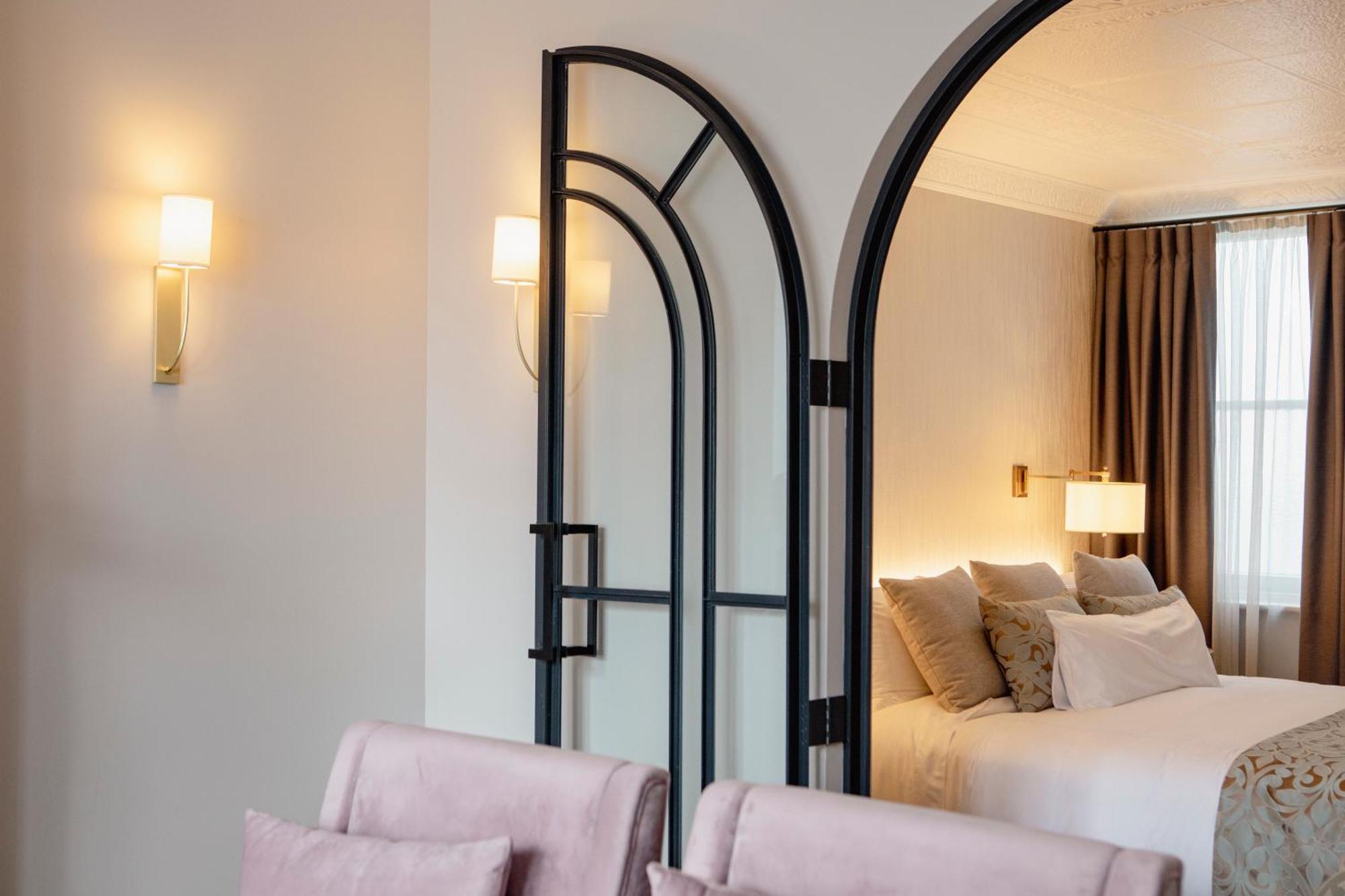 Tattersalls Hotel อาร์มีเดล ภายนอก รูปภาพ