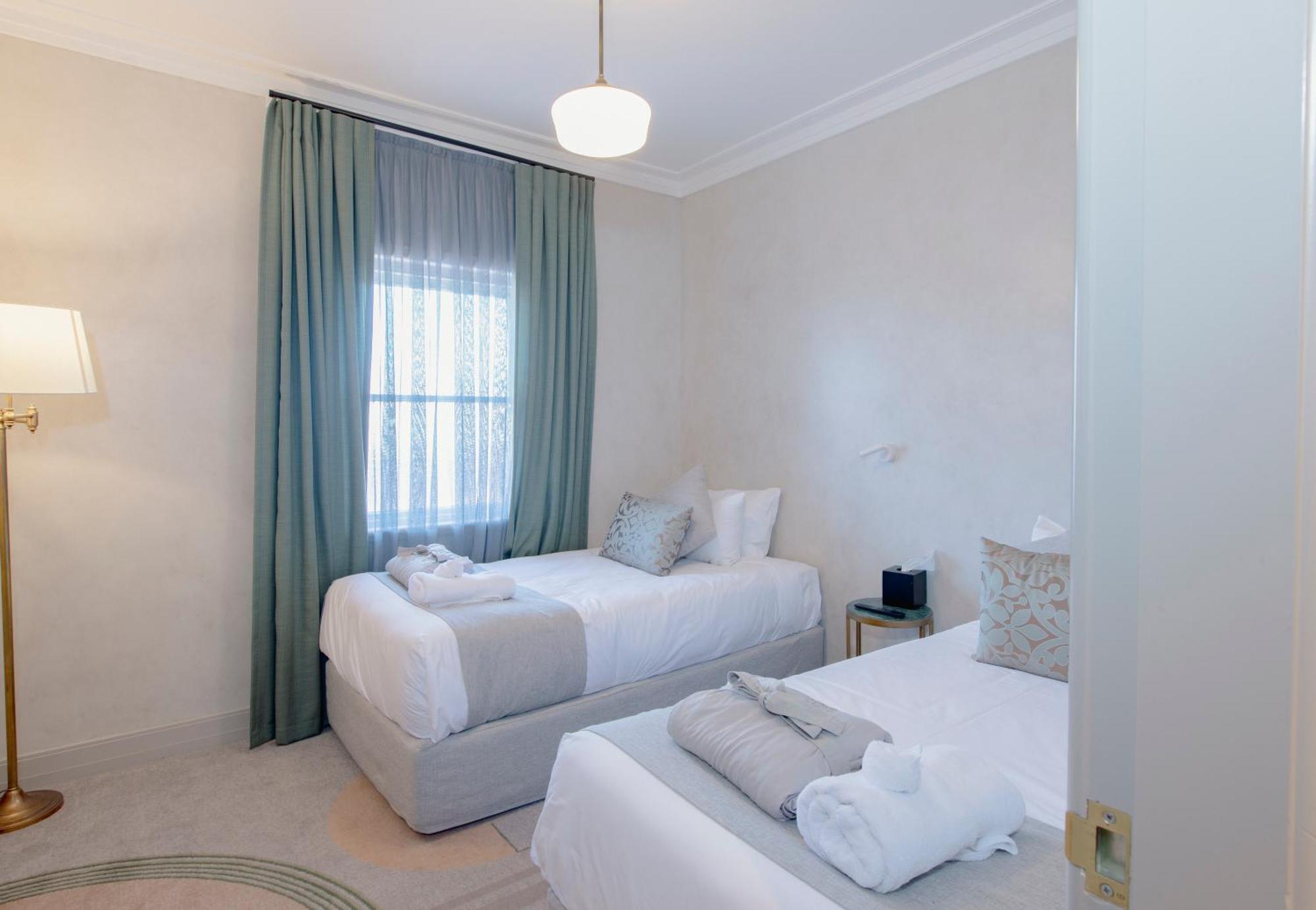 Tattersalls Hotel อาร์มีเดล ภายนอก รูปภาพ